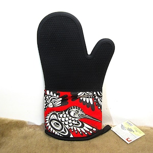 Può includere: Guanto da forno in silicone nero con un polsino in tessuto a fantasia rosso, bianco e nero con un design di uccello stilizzato.