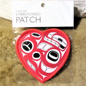 Può includere: Toppa a forma di cuore rossa da stirare con un design ricamato bianco e nero. La toppa dice "iron-on EMBROIDERED PATCH".