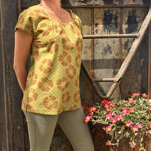 Organic cotton blouse dyed with herbs and plants of the ayurvedic tradition- Short sleeves summer top