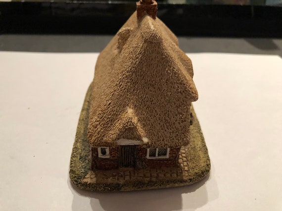 Lilliput Lane Vintage Honeysuckle Cottage - Etsy Canada