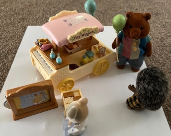 Étal de jouets Sylvanian vintage avec des figures d'animaux