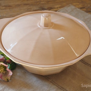 Blush colored vintage French ironstone tureen in excellent condition, Art Deco style by Digoin Sarreguemines 1920-1950