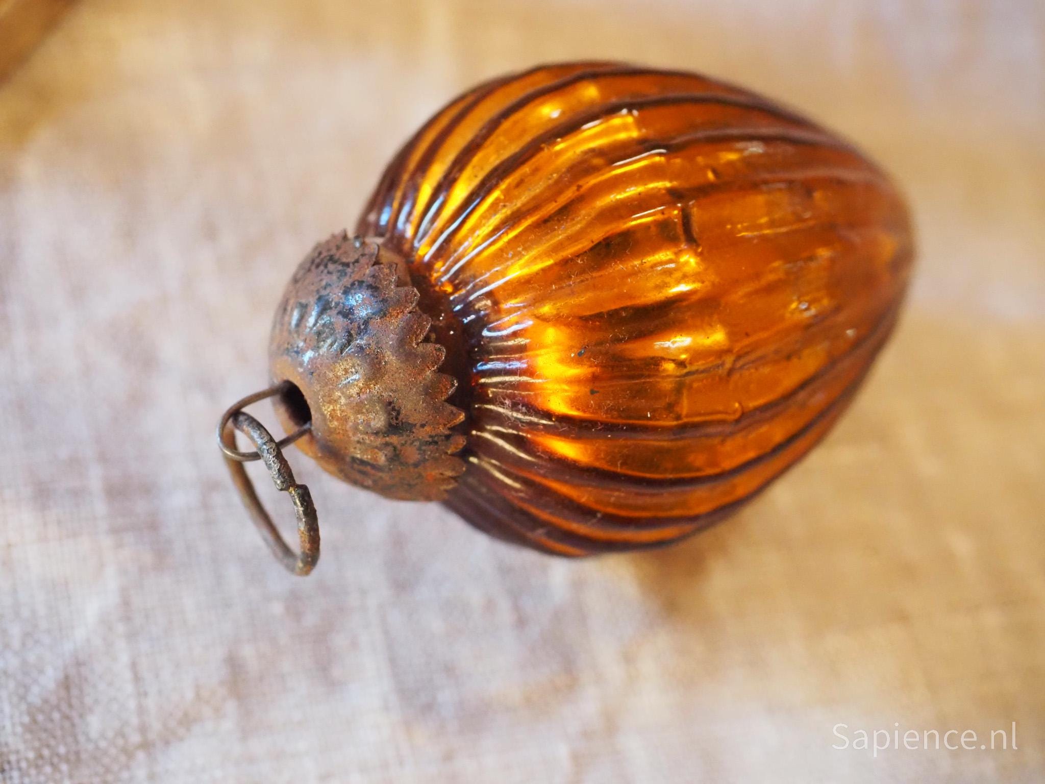 Boule De Noël Ancienne En Verre Églomisé - Pomme De Pin Mercurisée Dorée - Vintage