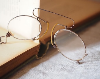 Lunette pince nez dans objets du xixe siècle et avant