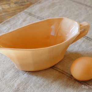 Blush colored vintage French ironstone gravy boat or saucière in excellent condition, Art Deco style by Digoin Sarreguemines 1920-1950