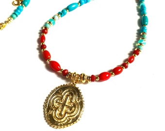 Collier rouge turquoise, pendentif croix médaillon doré, collier perles bohème, corail