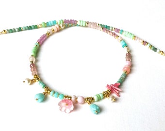 Kurze Kette, Luxus Edelsteinkette, Blumen Charms, Pastell Türkis-Rosa-Gold, Bettelkette mit Anhängern, Boho Ibiza Stil