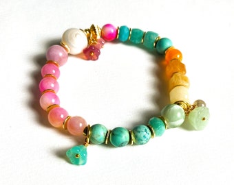 Bracelet coloré, mélange de pierres précieuses, rose pastel-menthe-or, bracelet de perles, breloques fleurs, vraie perle, plaqué or