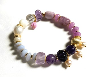 Bracelet de luxe, violet pastel-bleu clair-blanc, mélange de pierres précieuses, perles