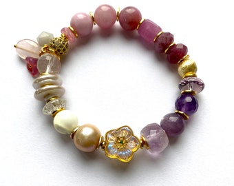 Bracelet de pierres précieuses, fleur, perles, violet-rose-or, tons baies, déclaration