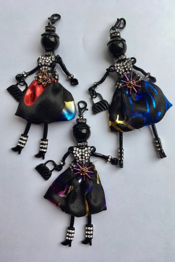 One Doll pendant, No chain, just like picture, unique,perfect gift, random dress color ,keychain,charm.