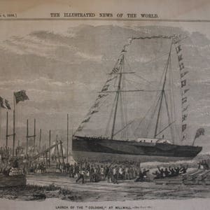 Peut inclure: Une illustration en noir et blanc d'un navire lancé à l'eau. Le navire est décoré de drapeaux et des gens sont rassemblés autour du navire.