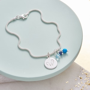 Pulsera de plata real con dije circular personalizado con piedra de nacimiento semipreciosa inicial y real