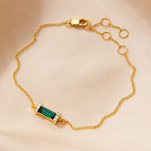 Emerald birthstone bracelet in 18 ct gold vermeil, May birthday birthstone bracelet, Green baguette stone, Emerald wedding anniversary gift