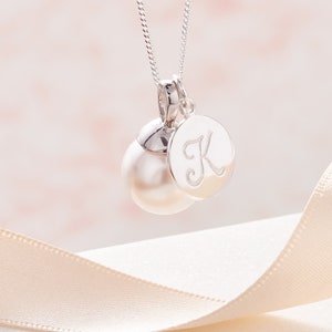 Colgante de perla blanca en plata de ley con dije de círculo inicial, collar de una sola perla, colgante de perla para dama de honor, regalo de 50 cumpleaños