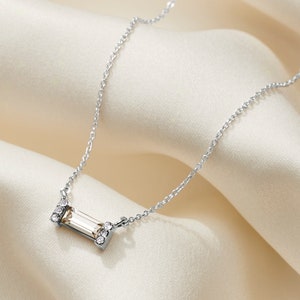 Collier de pierre de naissance baguette en cristal clair en argent sterling, collier danniversaire davril, collier en cristal Art déco contemporain pour mariée image 2