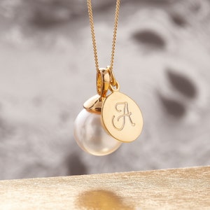 Collar de disco con letra, colgante de perla blanca en plata de ley bañada en oro, dije monograma, collar de dama de honor para novia con disco inicial