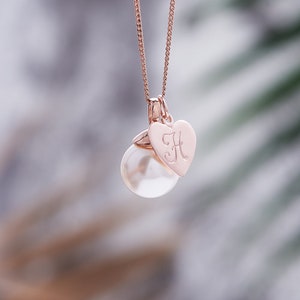 Collar de perlas de oro rosa para dama de honor, collar de corazón con letra, collar con dije de monograma, collares para damas de honor, regalo para dama de honor