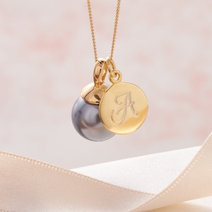 Collar de perlas grises con dije de disco inicial dorado, collar de perlas personalizado para dama de honor, collar de una sola perla, regalo de cumpleaños número 30
