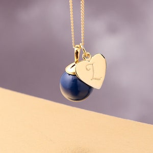Colgante de lapislázuli con corazón monogramado de oro, dije de letra, dije inicial de corazón, collar inicial de oro, collar de corazón de oro corazón personalizado