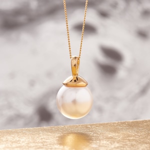 White single pearl pendant necklace and chain in gold vermeil,  Simple pearl pendant, Pearl wedding anniversary gift, Classic bride necklace
