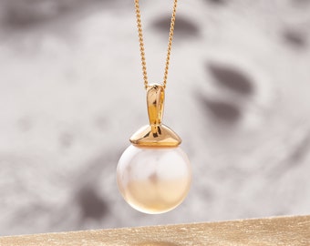 White single pearl pendant necklace and chain in gold vermeil,  Simple pearl pendant, Pearl wedding anniversary gift, Classic bride necklace