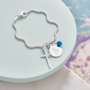Pulsera con dije de cruz en plata personalizada con piedras de nacimiento semipreciosas reales y dije con inicial circular
