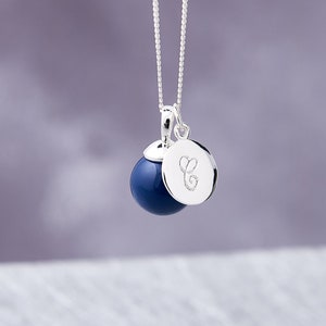 Collar de disco con letra de plata, colgante de disco con monograma, collar de disco de plata, collar de lapislázuli y plata, collar de disco con inicial, perla de color