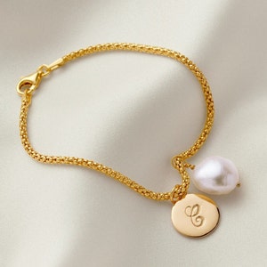 Pulsera barroca de una sola perla con dije de disco de oro, pulsera de perlas de agua dulce con disco inicial de oro, regalo de cumpleaños número 40, regalo de mejor amigo