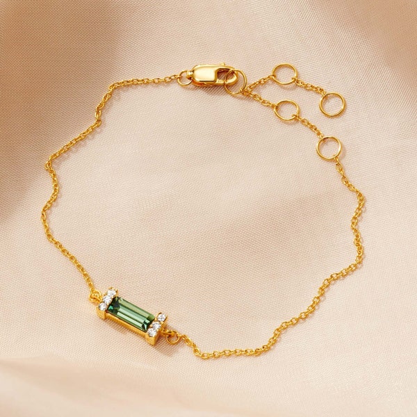 Peridot baguette birthstone bracelet in 18 ct gold vermeil, August birthstone bracelet, Green gemstone,  Gift for wife, Dainty gold bracelet