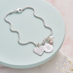 Pulsera de monograma inicial personalizada en plata con piedras de nacimiento semipreciosas reales y amuletos de corazón y círculo de plata, pulsera de amistad