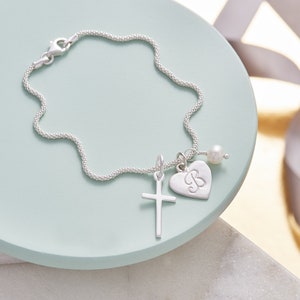 Pulsera de bautizo con cruz de plata de primera ley personalizada con dije de inicial de corazón y piedras de nacimiento semipreciosas reales o perlas de agua dulce