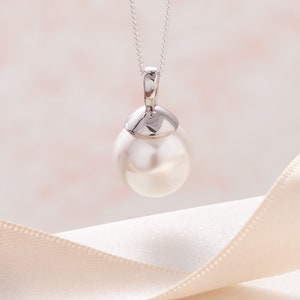 Ivory single pearl pendant necklace and chain in silver, Modern pearl pendant, Bridesmaid gift, Bridal necklace, 30th wedding anniversary