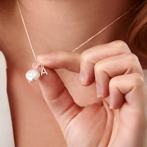 Collar con inicial de diamante y perla color crema, collar de perlas de agua dulce con letra de diamante, regalo de 50 cumpleaños para mujer, inicial de pavé de plata