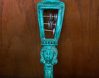 Sistre Hathor fait main, célèbre instrument de musique égyptien pour la guérison par le son.