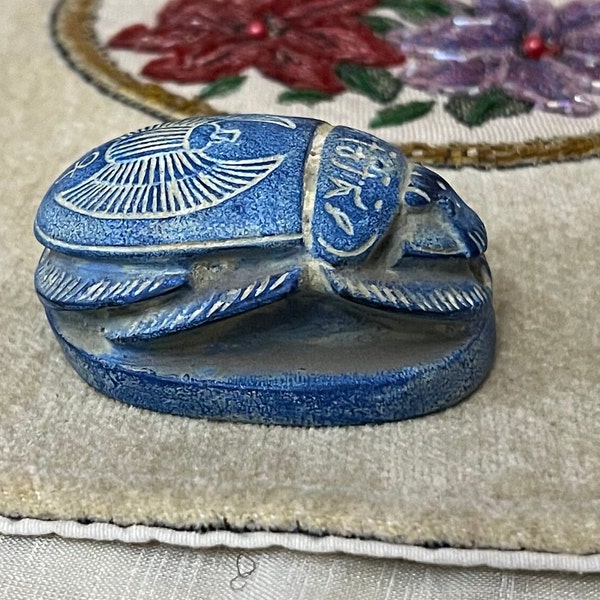 Scarabée bleu de l'Égypte ancienne en pierre calcaire, détails manifestes du scarabée, symbole de chance et de protection