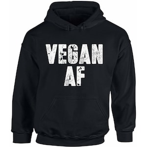 Op de afbeelding: Zwart hoodie met witte tekst die "VEGAN AF" zegt.