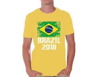 Camiseta Brasil 2018. Camiseta Brasil Masculina 2018. Aficionado al fútbol con bandera de Brasil