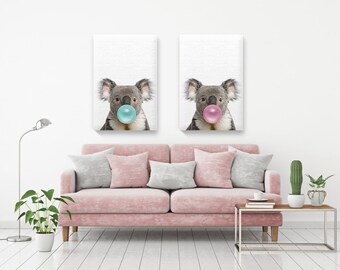 Rosa Blase Kaugummi Leinwand. Koala Kauen blau Blase Kaugummi Malerei. Tier-Druck-Leinwand. Blaue Gum Leinwand. Koala Kunstliebhaber Geschenke. Satz von 2.