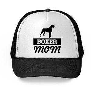 Może przedstawiać: Czarno-biała czapka trucker z czarną sylwetką psa rasy boxer i napisem "BOXER MOM" w kolorze białym.