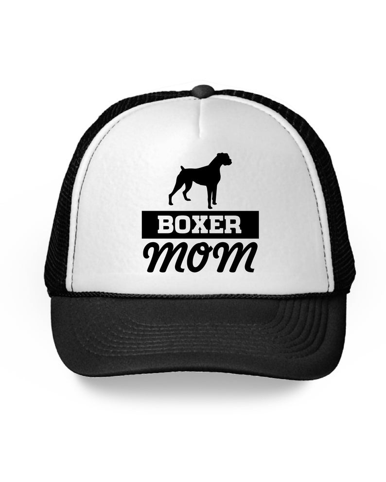Może przedstawiać: Czarno-biała czapka trucker z czarną sylwetką psa rasy boxer i napisem "BOXER MOM" w kolorze białym.