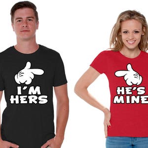 Ich bin ihn er ist meine passende paar Shirts. Valentinstag Shirts für Paare. Jahrestagsgeschenke. Passende T-Shirts.