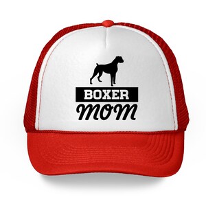 Może przedstawiać: Czerwono-biała czapka trucker z czarną sylwetką psa rasy boxer i napisem "BOXER MOM" w kolorze czarnym.