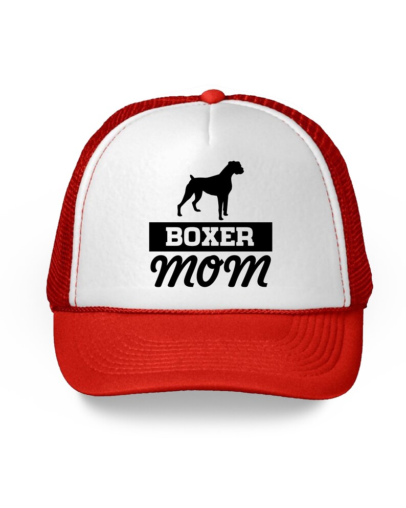 Może przedstawiać: Czerwono-biała czapka trucker z czarną sylwetką psa rasy boxer i napisem "BOXER MOM" w kolorze czarnym.