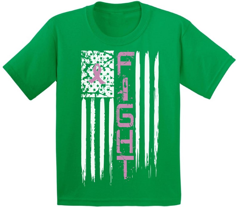 Pu&ograve; includere: Maglietta verde con un nastro rosa e la parola "FIGHT" su un design di bandiera americana rovinato.