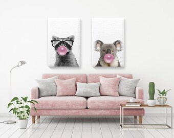 Waschbär und Koala Kauen Bubble Gum. Kinderzimmer Dekor. Koala mit rosa Gummi Leinwand. Tier-Wand-Kunst. Waschbär Leinwand Malerei. Druck-Set von 2.