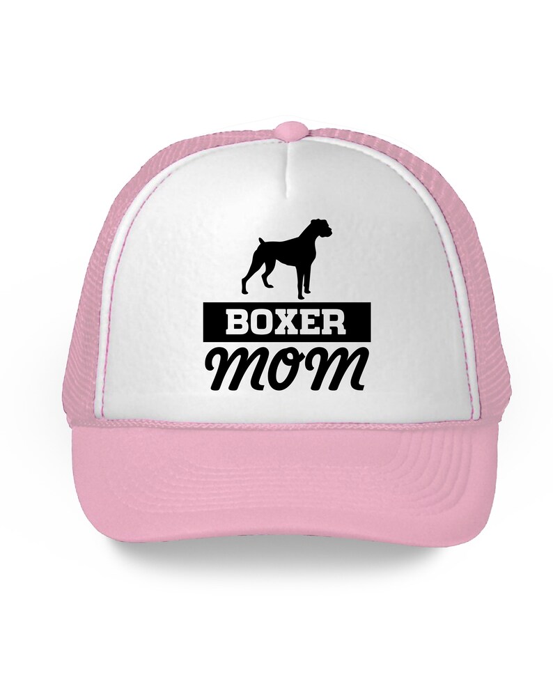 Może przedstawiać: R&oacute;żowa i biała czapka trucker z czarną sylwetką boksera i napisem "BOXER MOM" w kolorze czarnym.
