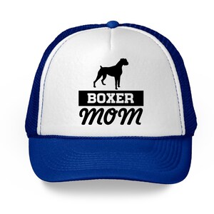 Może przedstawiać: Biało-niebieska czapka trucker z czarną sylwetką psa rasy boxer i napisem "BOXER mom".