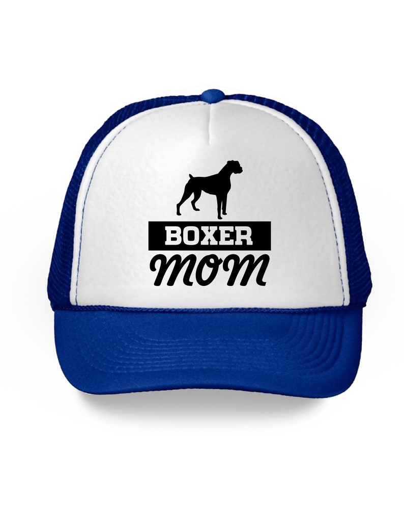Może przedstawiać: Biało-niebieska czapka trucker z czarną sylwetką psa rasy boxer i napisem "BOXER mom".
