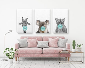 Löwe Leinwand. Koala Kauen Blase Gum Canvas. Giraffe-Wand-Kunst. Dekor-Geschenke. Koala Leinwand Fine Art. Drucken Sie Malerei für Home Decor. Satz von 3.